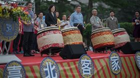 蔡英文總統出席「2017台北客家義民嘉年華挑擔踩街」啟動儀式。（總統府提供）
