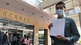 台大潑酸案　謝男父母發不受訪聲明（2）台大潑酸案謝姓男學生傷勢嚴重，至今仍在台大醫院治療。謝男父母22日下午委託友人（圖）發出不受訪聲明，揚言媒體若未經許可拍攝記錄或院方未經許可透露資訊，將追究法律責任。中央社記者張茗喧攝  106年10月22日