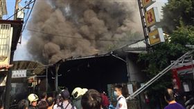 濃煙不斷從屋內竄出。（圖／翻攝畫面）