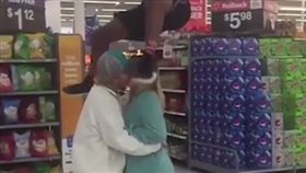 跳馬鞍,超市,擁吻,接吻,單身狗,情侶,賣場,助跑／YouTube