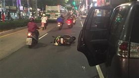 後座乘客亂開車門導致蘇女當場噴飛摔車。（圖／翻攝畫面）