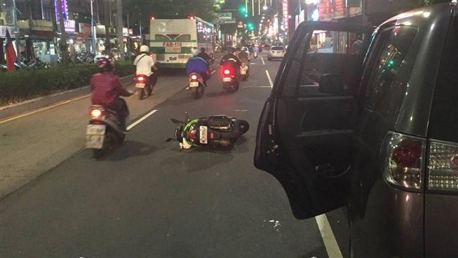 三寶突開門釀騎士慘摔　疑還出腳踹人