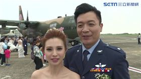 機工長父執勤殉職 女兒嫁同隊飛行官。圖為機工長蔡國輝女兒蔡譯萱（左）與上校老公馬興平（右）