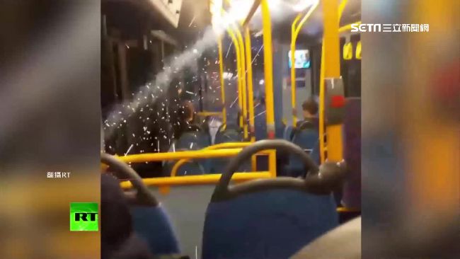 倫敦雙層巴士遭「炮襲」沖天炮車內竄