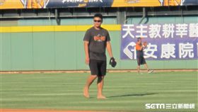 ▲統一獅王牌投手潘威倫赤腳練球。（圖／記者蕭保祥攝）