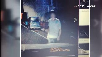 駕駛閃過路中醉男　竟遭搥車又砸石頭