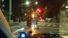 馬路,三寶,大嬸,翻車,神技　圖／翻攝自臉書爆料公社