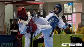 ▲高雄市許乃勻（右）於全運會-46公斤級中踢下金牌。（圖／記者蔡宜瑾攝影）