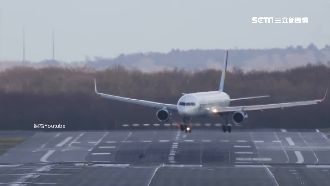 飛機降落遇強風　「蟹行進場」取平衡