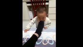 爸爸,腳臭,寶寶,吐奶,臭腳,嬰兒　圖／翻攝自YouTube