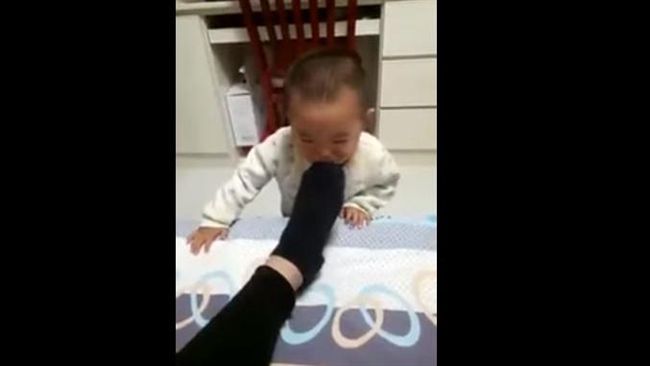 臭死寶寶了　爸爸的奪魂襪讓他秒吐奶