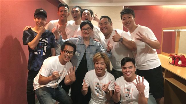 憋不住笑意　張小燕看舞台劇笑到淚崩