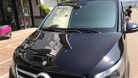 賓士原廠維修風切，車主抱怨矽利康黏一黏了事。（圖／翻攝爆料公社）