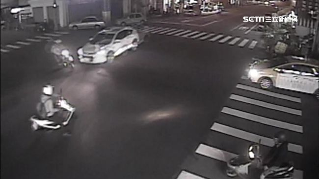 汽機車路口對撞　未成年兄弟噴飛骨折