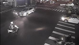 汽機車路口對撞　未成年兄弟噴飛骨折