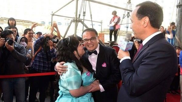 愛妻不離不棄　截肢警補辦婚禮秀恩愛