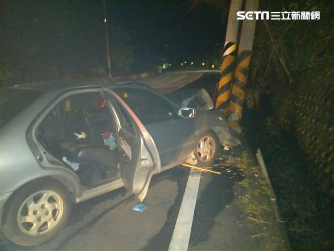 悲！16歲少年開車載爸回家卻撞電桿