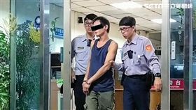 柯男趁百貨公司週年慶期間，潛入女裝倉庫行竊，警方獲報前往逮人，他卻辯稱：「應該是鬼打牆吧！」，警方還在他手提袋內搜出安非他命，訊後依竊盜及毒品罪送辦（翻攝畫面）