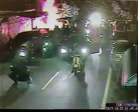 車輛起火燃燒。（圖／翻攝畫面）