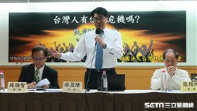 台灣民意基金會董事長游盈隆公布民調。（記者盧素梅攝）
