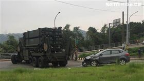 載運飛彈載重車擦撞小客車　空軍司令部提供