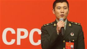 19大　王銳出席強軍採訪會中共19大專題中國共產黨第19次全國代表大會22日進入第5天。晚間「中國特色強軍之路邁出堅定步伐」採訪會備受矚目。中共解放軍陸軍第74集團軍某合成旅兩棲裝甲突擊車車長王銳（圖）出席並回答媒體提問。中央社記者吳家昇北京攝　106年10月22日