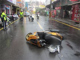 姜男煞車不及撞上這對老夫妻，自己也連人帶車摔倒在地。（圖／翻攝畫面）