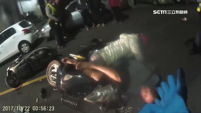 怎撞的？女飛撲男　變「人車疊羅漢」