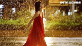 ▲孫燕姿MV化身「紅衣女孩」雨中狂舞。（圖／環球提供）