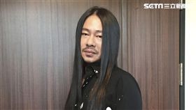 ▲乱彈阿翔回到老家雜貨店，自爆童年趣事。（圖／相信音樂提供）