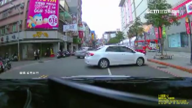 螃蟹上身！三寶橫停路中悠哉等人上車