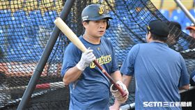 彭政閔賽前打擊練習。（圖／記者王怡翔攝）