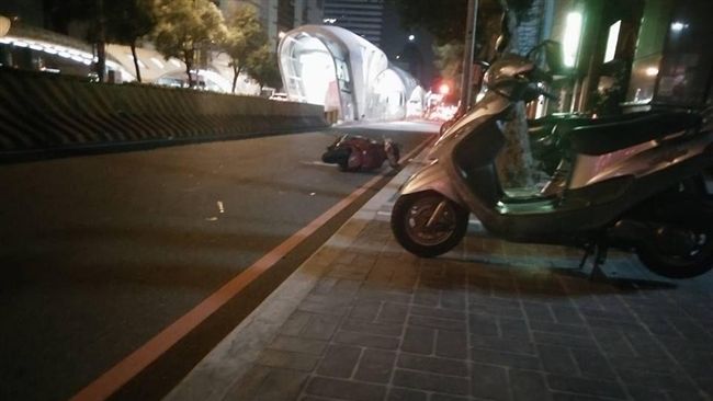 路過大嬸超狠心　騎車輾過血泊中阿伯