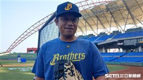 ▲陳江和拿彭政閔手套。（圖／記者王怡翔攝）