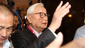 台積電30週年慶論壇台積電30週年慶論壇23日在君悅酒店舉行，台積電董事長張忠謀（前左2）進入會場。中央社記者鄭傑文攝　106年10月23日