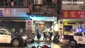 台北大學中文系張姓教授，竟在西門町「光馬三溫暖」內吸毒並兜售安非他命，遭警方當場查獲，訊後依毒品罪送辦，三溫暖陳姓負責人則因播放無碼同志A片，同樣遭警方依妨害風化罪送辦（楊忠翰攝）