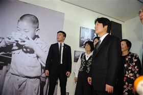 行政院長賴清德出席「生活．話當年—1950、1960年代國家檔案影像特展」新莊展次開幕儀式。（行政院提供）