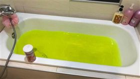 網友在臉書社團「報廢公社」PO出一張浴缸的照片，加巴斯克林泡澡（圖／翻攝自爆廢公社）