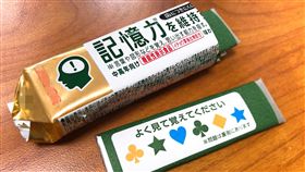 賣記憶力口香糖恐坐牢　網拍照賣不誤日本一款號稱可維持記憶力的口香糖（圖），因含銀杏葉成分，遭食藥署認定為「藥品」，擅自上網販售最重可處7年徒刑，併科新台幣5000萬元罰金。不過，網拍業者照賣不誤，食藥署表示將加強查核。中央社記者張茗喧攝  106年10月23日