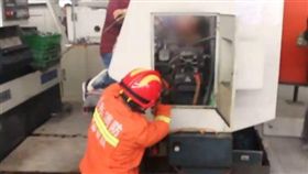 女工上半身被機器捲入卡住動彈不得，畫面驚悚。（圖／翻攝梨視頻）