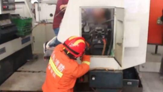 上半身卡在旋轉機內　消防員反轉救人