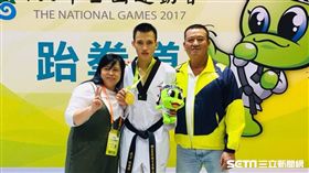 ▲林浩傑（中）奪下人生首金並與父母合照。（圖／林浩傑提供）