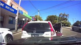 行車糾紛,P檔,打檔,滑行,汽車,車禍,澳洲,雪梨　圖／翻攝自臉書