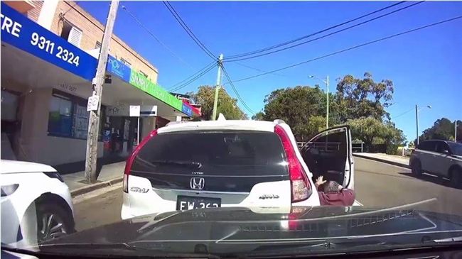 下車罵人忘打P檔　老翁被自己車撞倒