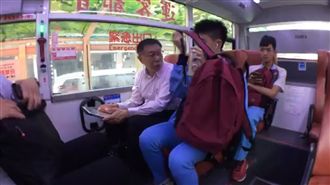 柯P又去搭公車　學生坐下傻眼忙換位
