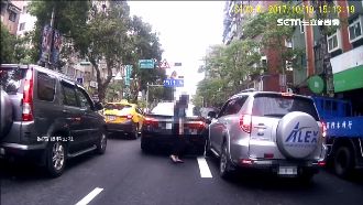 頭過身不過硬要鑽　倒退撞惹怒女車主