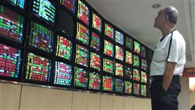 台股開盤小漲台股站上10700點整數關卡後再漲，逼近10800點，17日開盤漲16.14點，加權股價指數成為10790.35點，成交金額新台幣20.62億元。中央社記者董俊志攝  106年10月17日