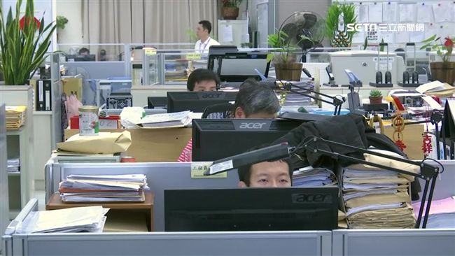 公務員離婚須付退休金　7月起才算數