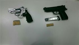 警方查獲冷男身上的槍枝。（圖／翻攝畫面）