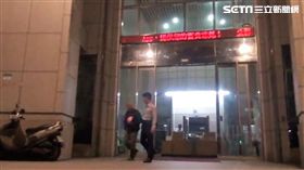 羅姓老翁逆向駕駛遭蔡姓警員攔查，他因一時心虛加速衝撞警員後逃逸，警方不到一天便逮到人，訊後依妨害公務、傷害及肇事逃逸等罪移送法辦（翻攝畫面）